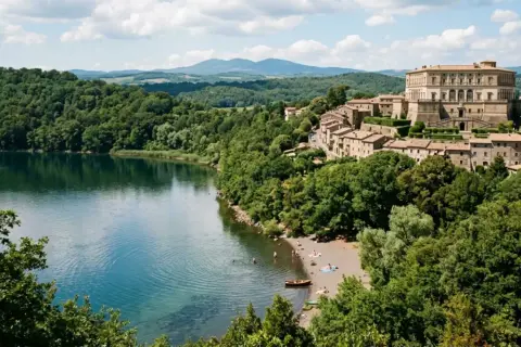 Vista panoramica del lago di Caprarola con il Palazzo Farnese in lontananza. Persone si godono la spiaggia e l'acqua cristallina.