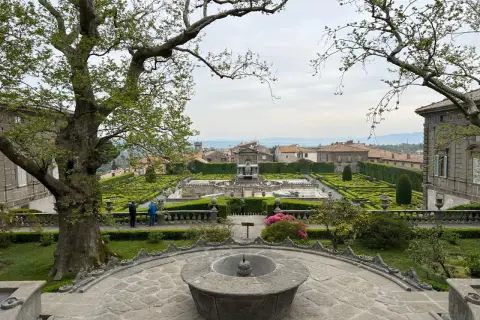 Giardini rinascimentali di Villa Lante della Rovere, con fontane, siepi geometriche e un grande albero in primo piano.