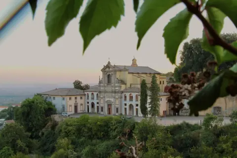 Complesso di Santa Teresa a Caprarola, con la sua imponente facciata barocca che domina il paesaggio collinare.