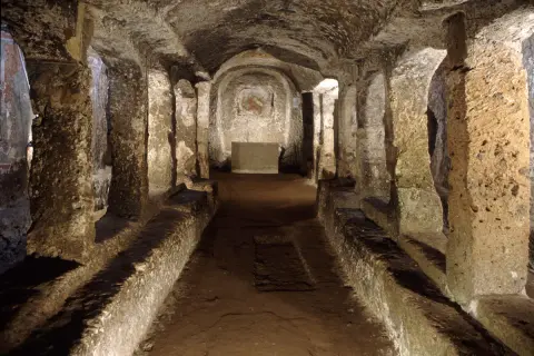 Interno del mitreo di Sutri, con nicchie e affreschi antichi.