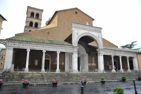 La Basilica di San Marciano a Civita Castellana, con il suo campanile romanico e il portico decorato.