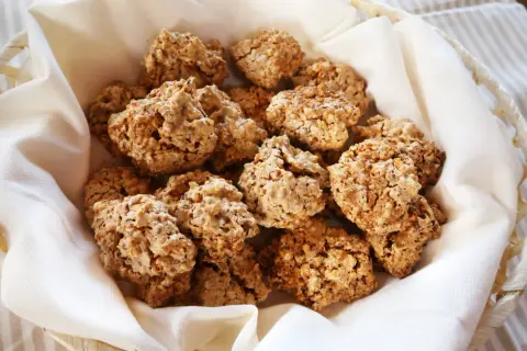 Cesto di "brutti ma buoni" viterbesi, biscotti croccanti e deliziosi, perfetti per ogni occasione.