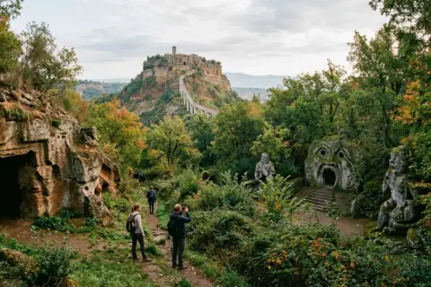 Sentiero verso Civita di Bagnoregio, una città fantasma nel Lazio, tra antiche tombe etrusche e sculture enigmatiche.