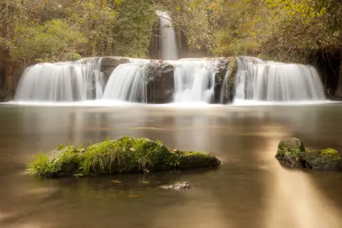 Cascate incantevoli vicino Viterbo, con acqua setosa che scende su rocce ricoperte di muschio.