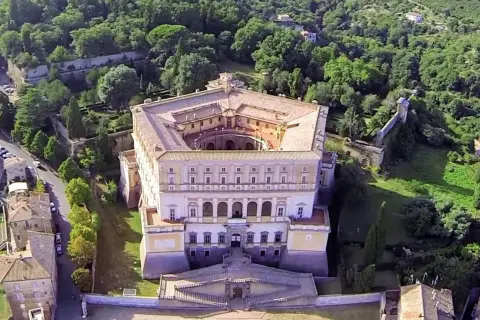 Vista aerea del Palazzo Farnese a Caprarola, con un accenno a come arrivare, immerso nel verde.