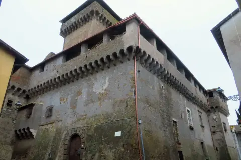 Antico castello a Carbognano, un luogo da scoprire. Mura imponenti e merlature che raccontano storie.