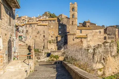 Ronciglione cosa vedere: un borgo medievale arroccato su una rupe, con antiche case in pietra e una torre campanaria che domina il paesaggio.