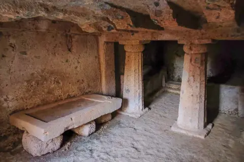 Interno di una tomba etrusca nel parco regionale Marturanum. Sarcofago in pietra e colonne scolpite nella roccia.