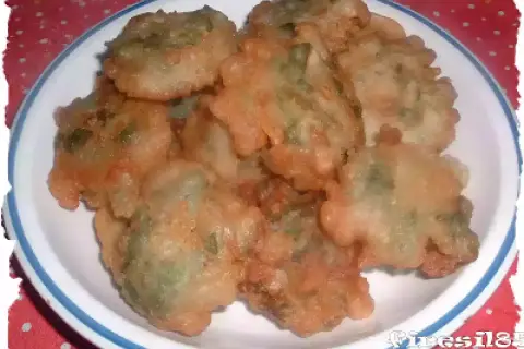 Frittelle di borragine dorate e croccanti, un sapore autentico della tradizione.