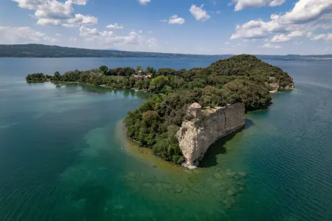 L'isola Bisentina, un gioiello nel lago, con la sua roccia a picco e un antico tempietto.