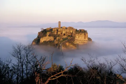 Civita di Bagnoregio, un gioiello di tuscialand, emerge dalla nebbia come un'isola nel cielo.