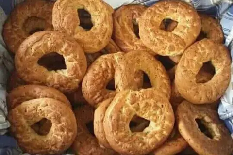 Cosa mangiare a Vitorchiano? Assaggia questi taralli dorati, perfetti per uno spuntino genuino.