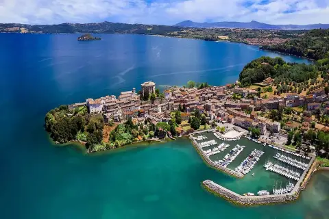 Vista aerea di Bolsena, con il suo borgo storico affacciato sul lago. Chissà quanto è profondo il lago di Bolsena, con le sue acque blu intenso.