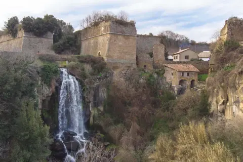 Cascata e antiche mura a Nepi, un luogo suggestivo da scoprire.