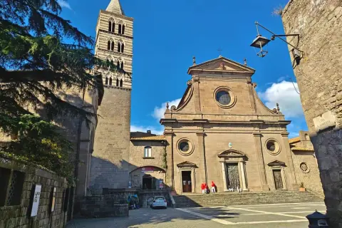 La piazza antistante la porta San Pietro a Viterbo, con il campanile e la facciata della chiesa.