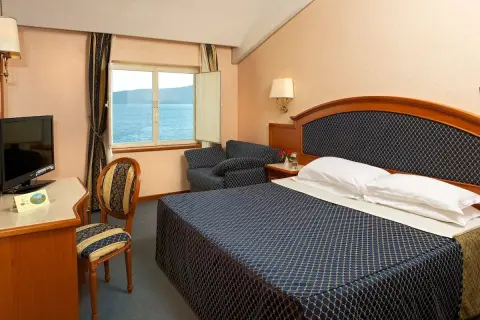 Camera con vista sul lago di Vico, un angolo di paradiso dove la bella Venere potrebbe riposare. Letto comodo, scrivania e poltroncina.