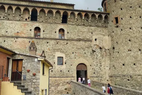 Un antico castello in pietra, con arcate e finestre suggestive, è uno dei luoghi da scoprire a Graffignano. Un ponte conduce all'ingresso principale.