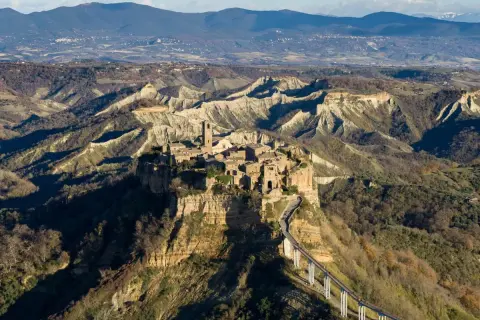 Civita di Bagnoregio, la città che muore, domina la valle dei calanchi. Un ponte pedonale collega il borgo arroccato su uno sperone di tufo.