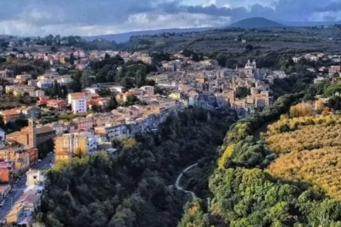 Panoramica di Ronciglione con il Rio Vicano che serpeggia tra le colline verdi e gli edifici storici.