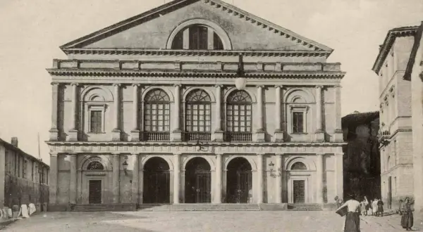 Il maestoso **Teatro dell'Unione** di Viterbo, con la sua facciata neoclassica e le arcate imponenti, si erge in una piazza storica.