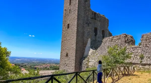 Rovine della breccola di Montefiascone, con una donna che ammira il panorama.