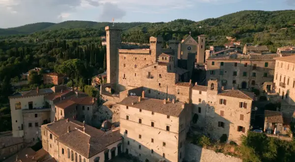 La Rocca Monaldeschi di Bolsena domina il borgo medievale, con le sue torri imponenti e le case in pietra che si aggrappano alla collina.