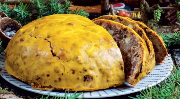 Pangiallo ricetta: un dolce tradizionale natalizio, dorato e ricco di frutta secca, pronto per essere gustato.