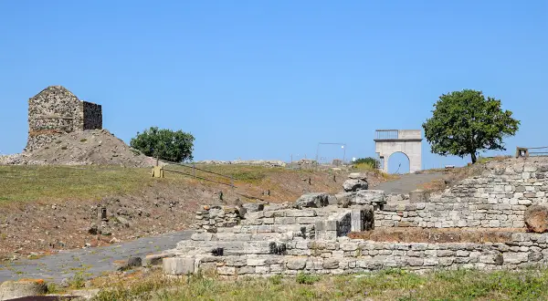 Rovine antiche e un arco in pietra, tra i tesori da scoprire nella Maremma laziale.