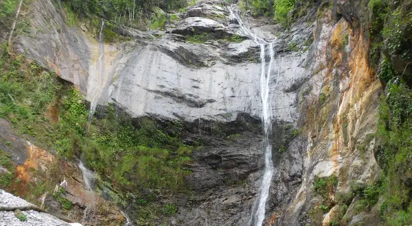 Le cascate di Acquasparta scendono su una parete rocciosa ricca di vegetazione.
