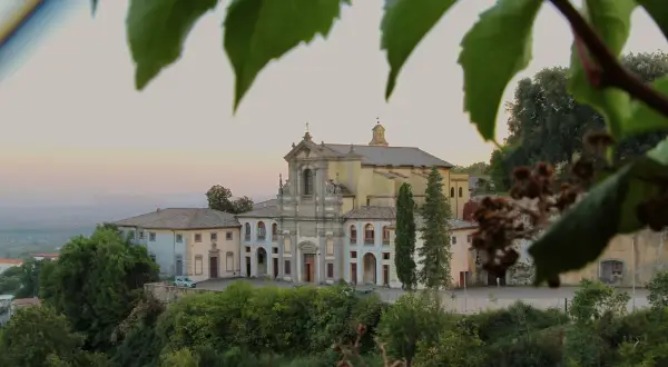 Complesso di Santa Teresa a Caprarola, con la sua imponente facciata barocca che domina il paesaggio collinare.