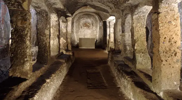 Interno del mitreo di Sutri, con nicchie e affreschi antichi.