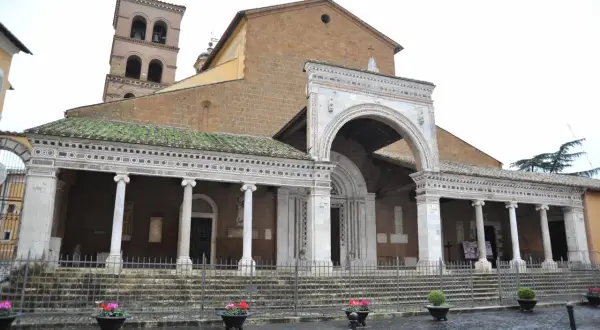 La Basilica di San Marciano a Civita Castellana, con il suo campanile romanico e il portico decorato.