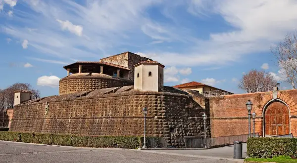 Fortezza bastione progettata da Antonio da Sangallo il Giovane, con mura imponenti e un portale in mattoni.