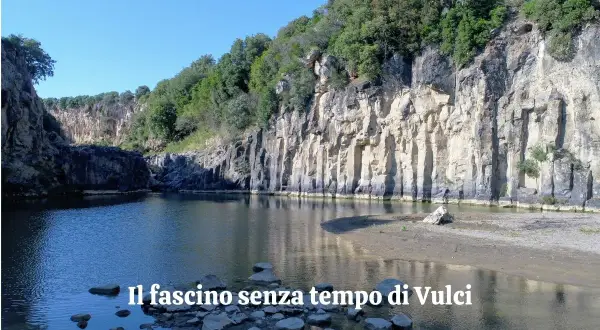 Il fascino senza tempo di Vulci, un'oasi naturale nel Viterbese, con le sue rocce vulcaniche e il lago.