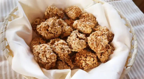 Cesto di "brutti ma buoni" viterbesi, biscotti croccanti e deliziosi, perfetti per ogni occasione.