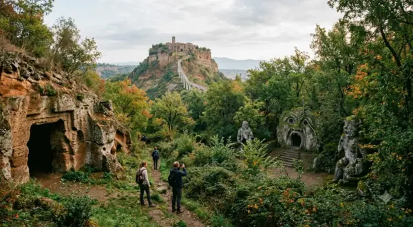 Sentiero verso Civita di Bagnoregio, una città fantasma nel Lazio, tra antiche tombe etrusche e sculture enigmatiche.
