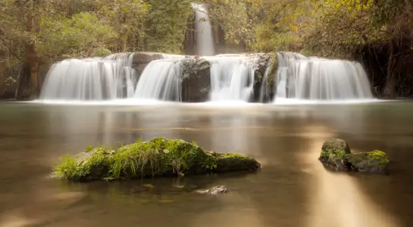 Cascate incantevoli vicino Viterbo, con acqua setosa che scende su rocce ricoperte di muschio.