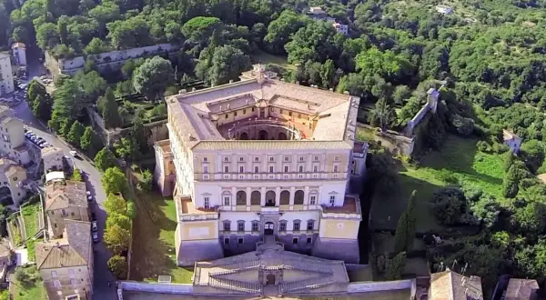Vista aerea del Palazzo Farnese a Caprarola, con un accenno a come arrivare, immerso nel verde.