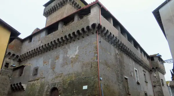 Antico castello a Carbognano, un luogo da scoprire. Mura imponenti e merlature che raccontano storie.