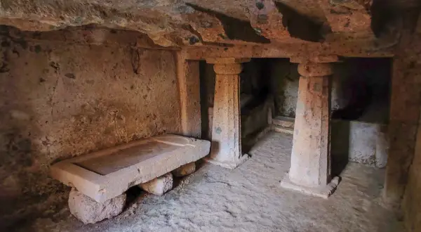 Interno di una tomba etrusca nel parco regionale Marturanum. Sarcofago in pietra e colonne scolpite nella roccia.