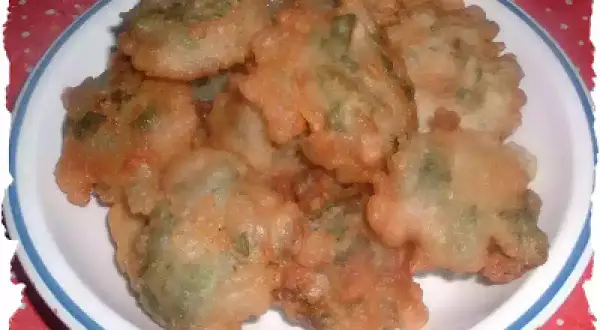 Frittelle di borragine dorate e croccanti, un sapore autentico della tradizione.