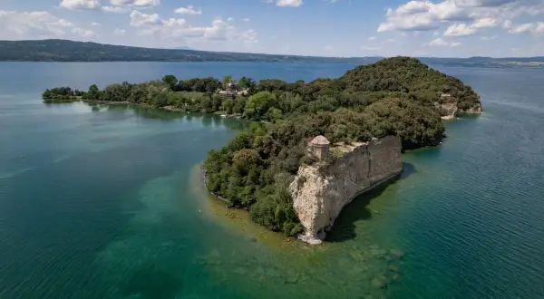 L'isola Bisentina, un gioiello nel lago, con la sua roccia a picco e un antico tempietto.
