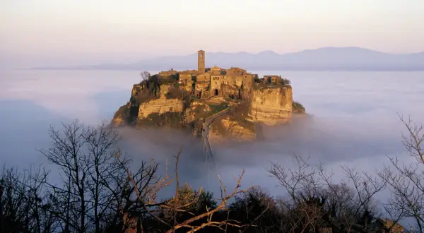 Civita di Bagnoregio, un gioiello di tuscialand, emerge dalla nebbia come un'isola nel cielo.