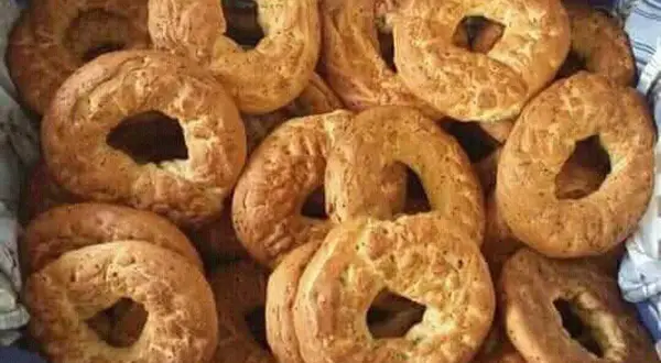 Cosa mangiare a Vitorchiano? Assaggia questi taralli dorati, perfetti per uno spuntino genuino.
