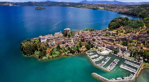 Vista aerea di Bolsena, con il suo borgo storico affacciato sul lago. Chissà quanto è profondo il lago di Bolsena, con le sue acque blu intenso.