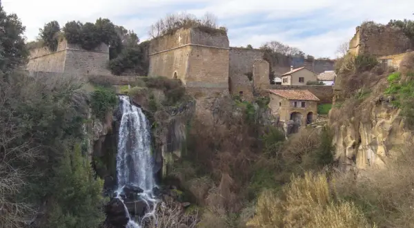 Cascata e antiche mura a Nepi, un luogo suggestivo da scoprire.