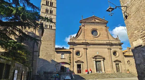 La piazza antistante la porta San Pietro a Viterbo, con il campanile e la facciata della chiesa.