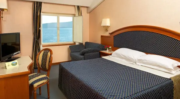Camera con vista sul lago di Vico, un angolo di paradiso dove la bella Venere potrebbe riposare. Letto comodo, scrivania e poltroncina.