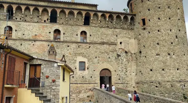 Un antico castello in pietra, con arcate e finestre suggestive, è uno dei luoghi da scoprire a Graffignano. Un ponte conduce all'ingresso principale.