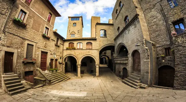 Antichi vicoli e torri medievali, un'atmosfera senza tempo tra i monumenti di Viterbo.